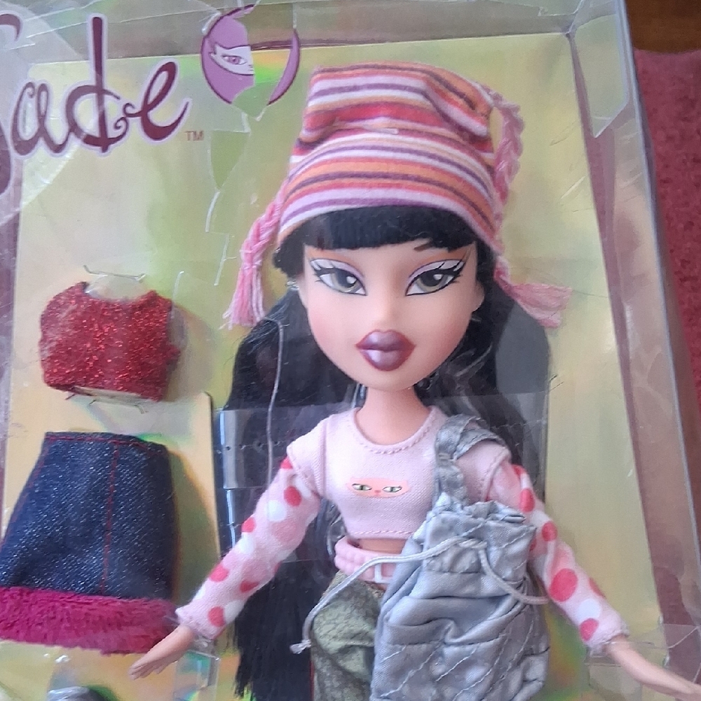 Jade Doll with Fashion Accessories - Picture 4 of 8